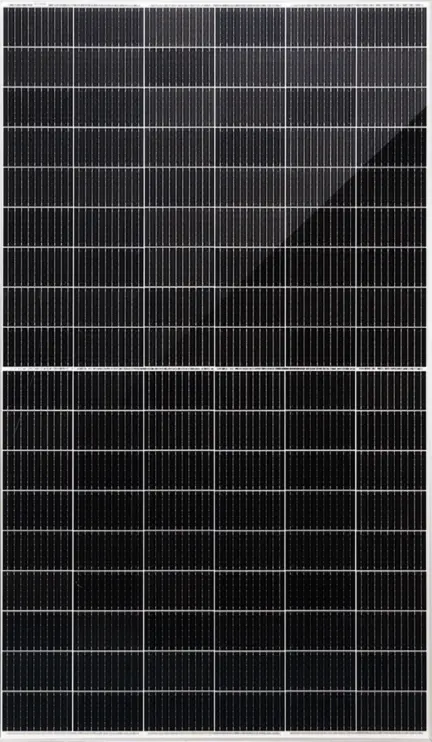 Solarmodul mit silbernem Rahmen und weißem Untergrund